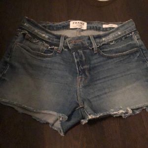Frame Le Cutoff shorts in wetherly place so 27